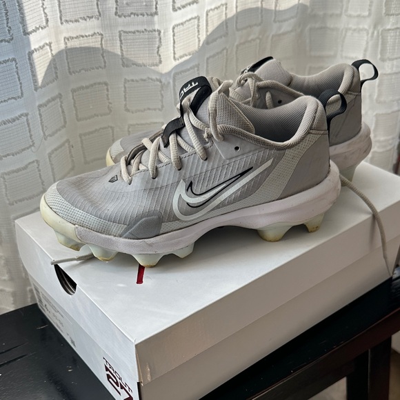 Nike Trout Light Gray Cleats - Picture 1 of 3